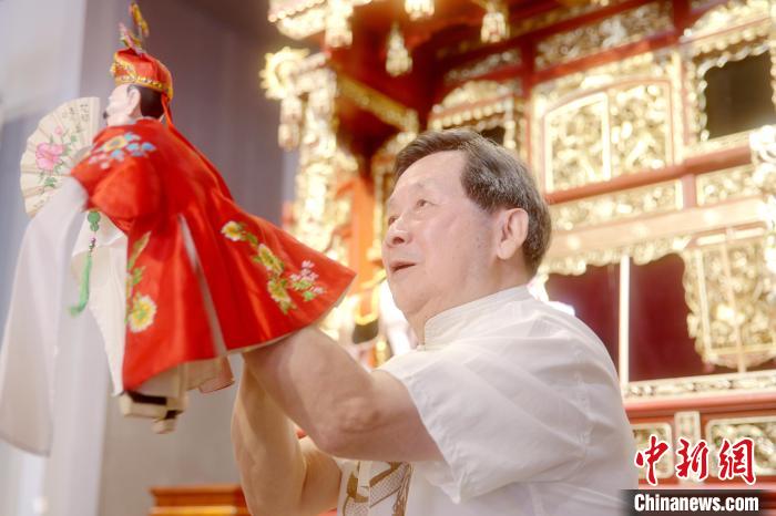 圖為年近八旬的國家級非遺傳承人莊陳華現(xiàn)場演繹布袋木偶戲。　李思源 攝