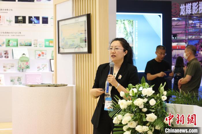 深圳文交所數(shù)字文化產(chǎn)業(yè)創(chuàng)新研究院執(zhí)行院長(zhǎng)呂文靜演示深圳文交所版權(quán)認(rèn)證平臺(tái)業(yè)務(wù)?！∩钲谖慕凰?供圖