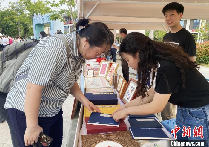 雕版印刷技藝展示——古籍線(xiàn)裝書(shū)吸引民眾駐足觀賞?！〈藜衙?攝