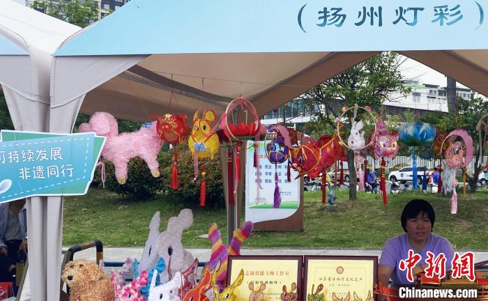 揚(yáng)州燈彩展示。　崔佳明 攝