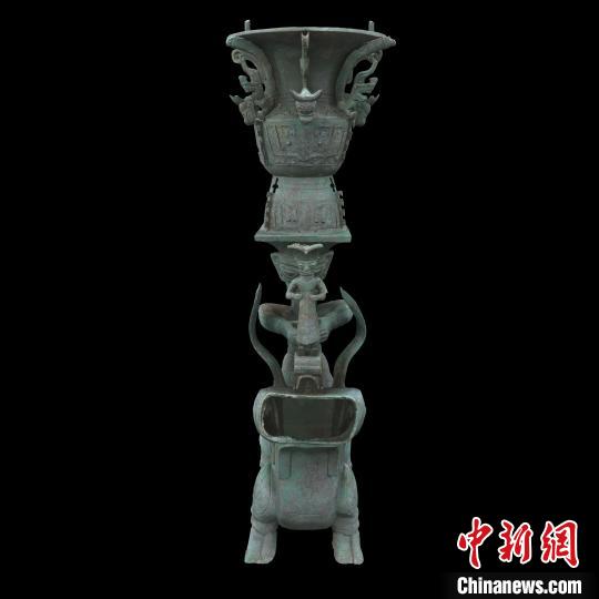 銅獸馱跪坐人頂尊銅像。　四川省文物考古研究院供圖