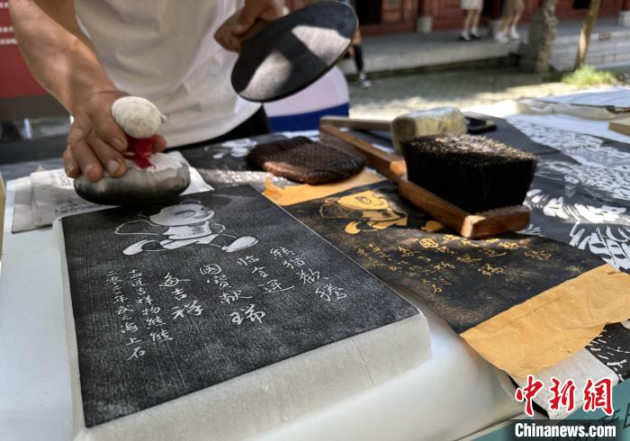 圖為拓片制作?！堃怀?攝