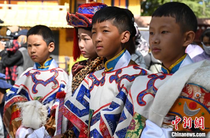 圖為藏戲小演員在臺下觀看演出?！≮w朗 攝