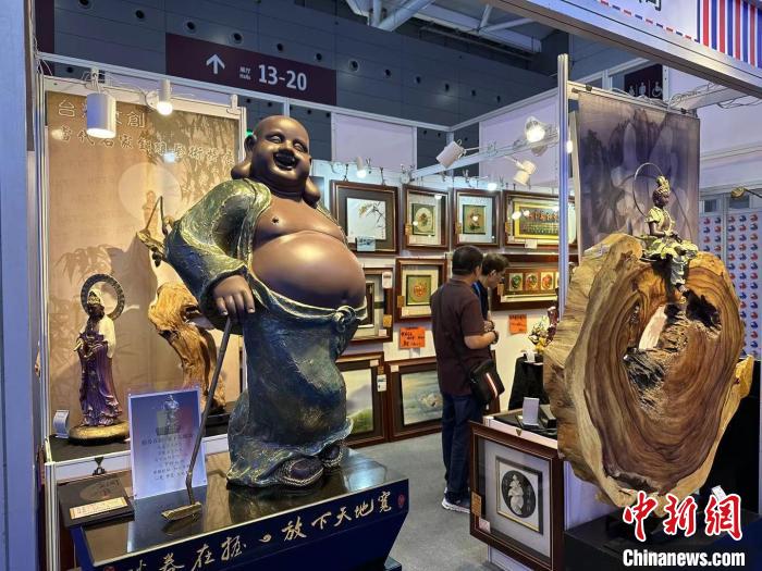 臺(tái)灣參展商展出的彌勒佛藝術(shù)品?！》絺ケ?攝