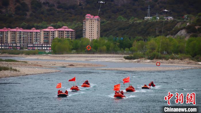 圖為舟艇編隊(duì)行進(jìn)。　馮怡凡 攝