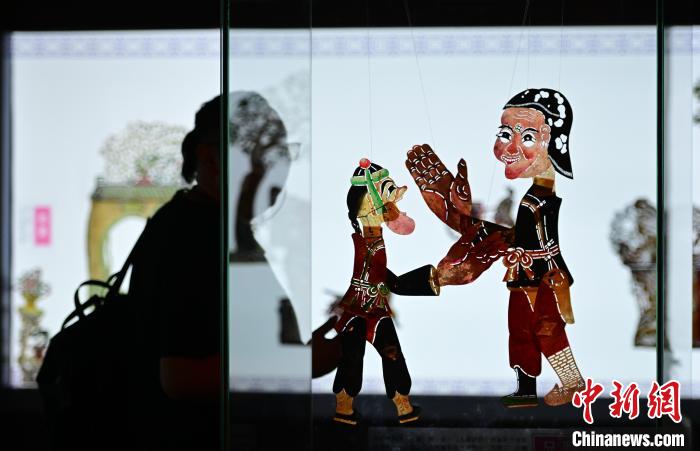 圖為觀眾在觀看展覽?！∮诤Ｑ?攝