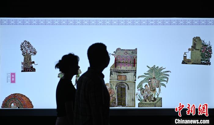 圖為觀眾在觀看展覽?！∮诤Ｑ?攝