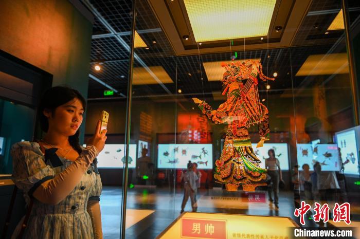 圖為觀眾在觀看展覽?！∮诤Ｑ?攝