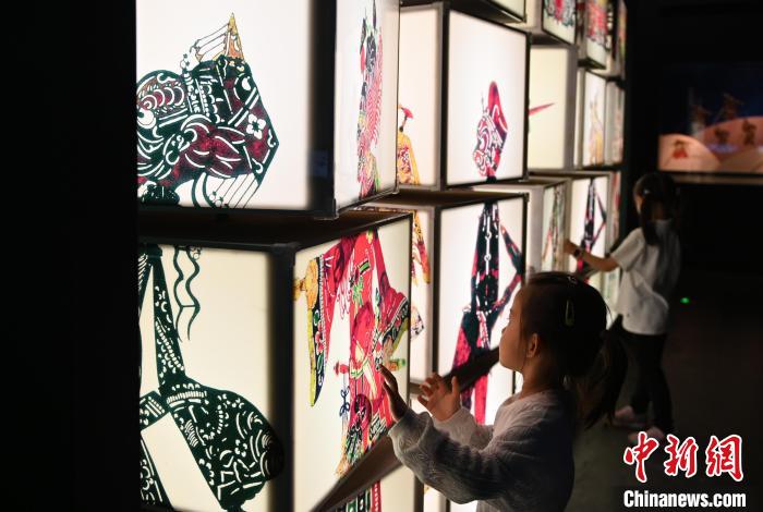 圖為觀眾在觀看展覽。　于海洋 攝