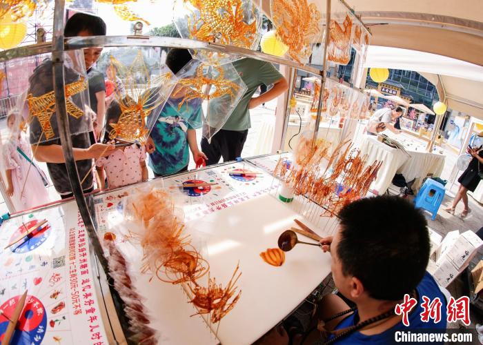 圖為重慶非物質(zhì)文化遺產(chǎn)暨老字號(hào)博覽會(huì)上的非遺技藝展示。　重慶市文旅委供圖