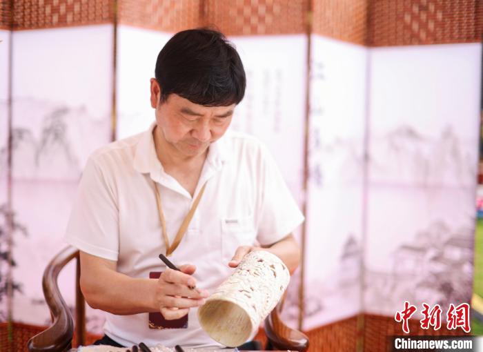 圖為重慶非物質(zhì)文化遺產(chǎn)暨老字號(hào)博覽會(huì)上的非遺技藝展示?！≈貞c市文旅委供圖