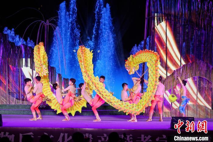 圖為重慶非物質(zhì)文化遺產(chǎn)暨老字號(hào)博覽會(huì)上的非遺技藝展示。　重慶市文旅委供圖