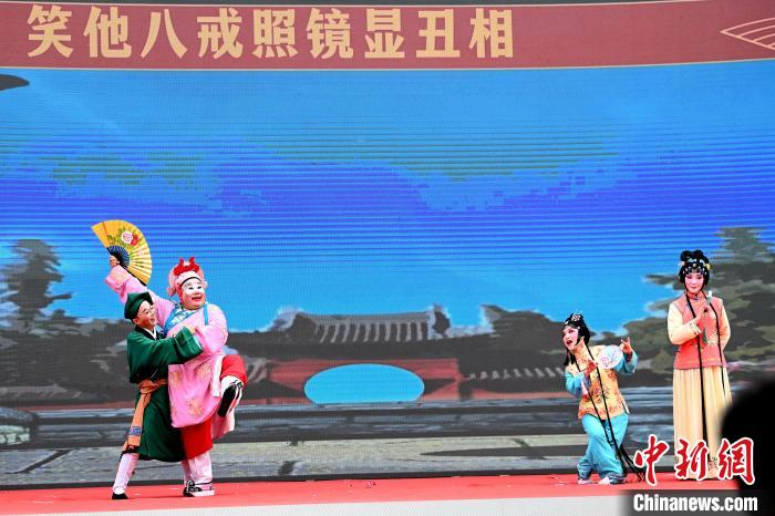 高甲戲表演《連升三級·求親》?！埥鸫?攝