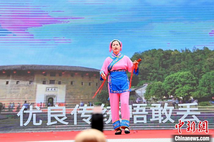 客家竹板山歌《東方古堡》?！埥鸫?攝