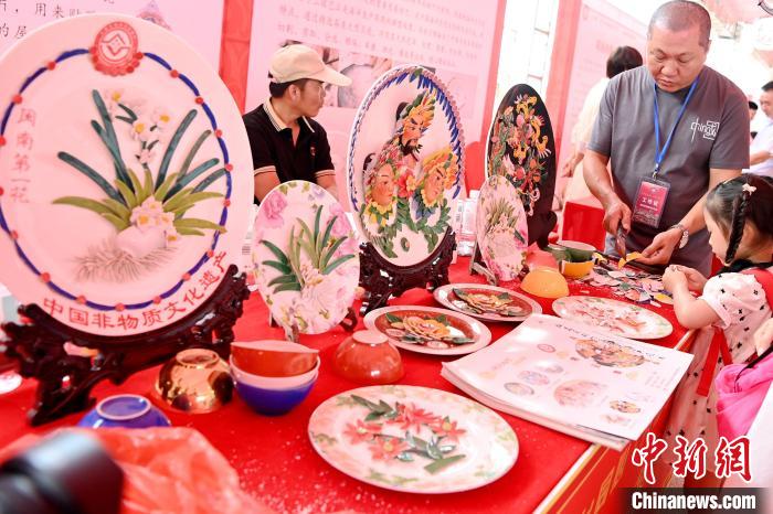 非遺展示琳瑯滿目。　張金川 攝