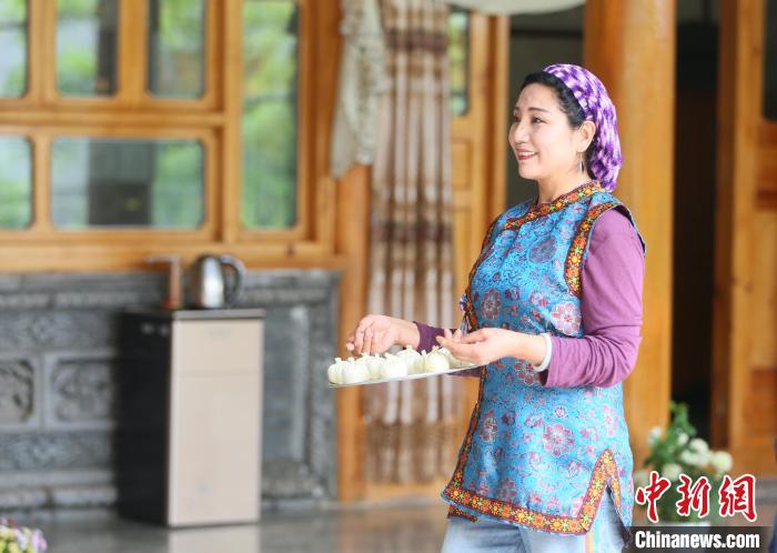 2022年5月25日，臨夏州積石山縣，保安族民眾制作民族美食麥穗包子。(資料圖) 高展 攝