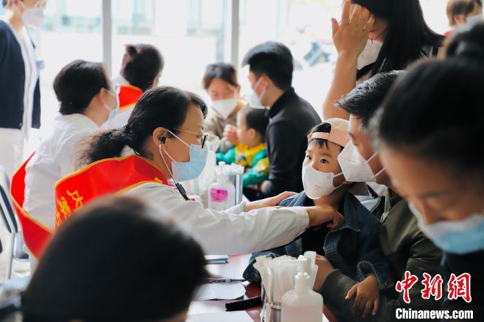 圖為醫(yī)院將優(yōu)質(zhì)醫(yī)療服務送到群眾身邊?！?nèi)蒙古醫(yī)科大學附屬醫(yī)院供圖