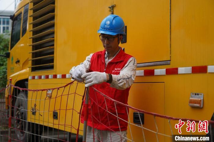 父女并肩“戰(zhàn)”高考：考場內(nèi)奮筆逐夢，考場外保電護(hù)航