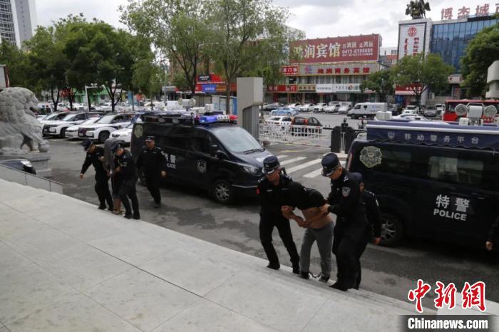 殺害出租車司機潛逃22年內蒙古警方擒兇兩名