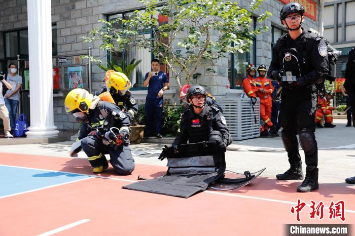 上海市公安局楊浦分局特警支隊聯(lián)合上海市楊浦區(qū)消防救援支隊開展夏季協(xié)同作戰(zhàn)大練兵?！∩虾Ｊ袟钇謪^(qū)消防救援支隊供圖