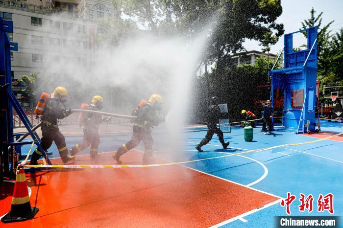 近年來，楊浦公安和消防持續(xù)深化聯(lián)動協(xié)作，定期開展模擬警情演練、專業(yè)技能比武等活動。　上海市楊浦區(qū)消防救援支隊供圖