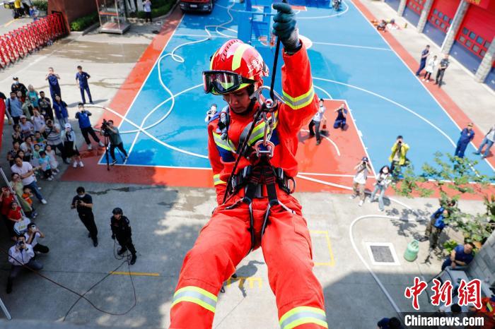 索降，對于特警和消防隊員來說是必備的戰(zhàn)術技能，在應急處突和高空救援等方面都發(fā)揮了極大的作用?！∩虾Ｊ袟钇謪^(qū)消防救援支隊供圖