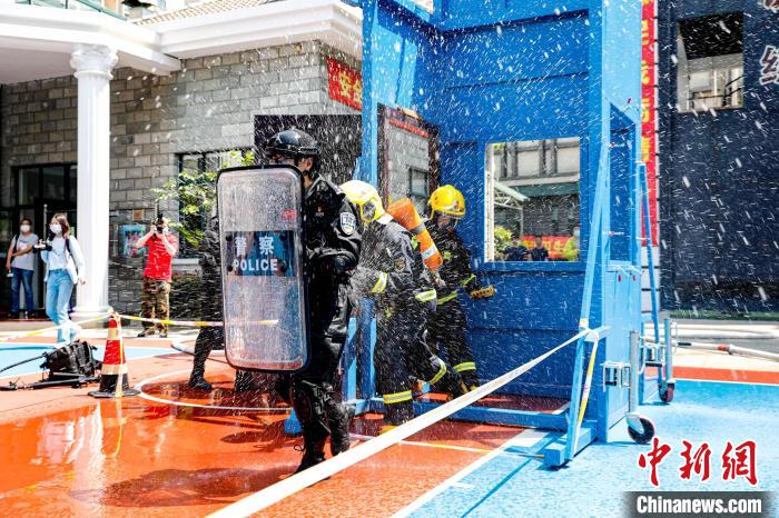 ESP防暴盾牌、警用破門錘、液壓破拆器、熱成像儀……一件件硬核防暴處突救援裝備引人注目?！∩虾Ｊ袟钇謪^(qū)消防救援支隊供圖