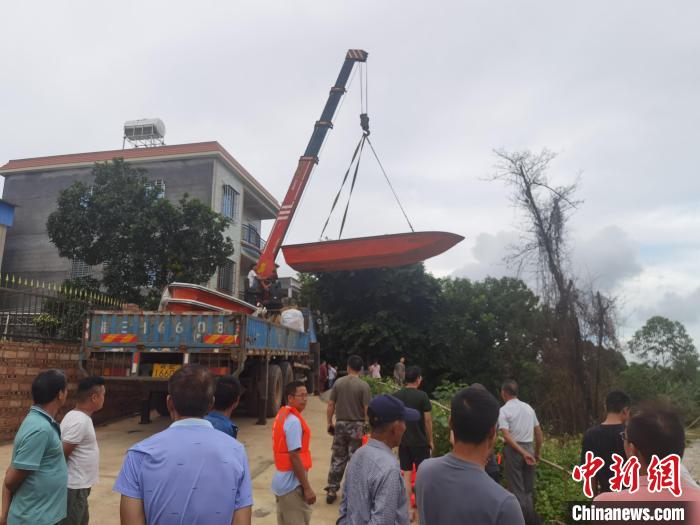 政府部門(mén)正在組織力量進(jìn)行搶險(xiǎn)救援?！〉岳顝?qiáng) 攝