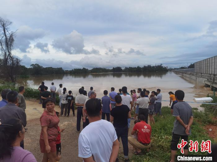 受災(zāi)現(xiàn)場(chǎng)一片“汪洋”?！〉岳顝?qiáng) 攝