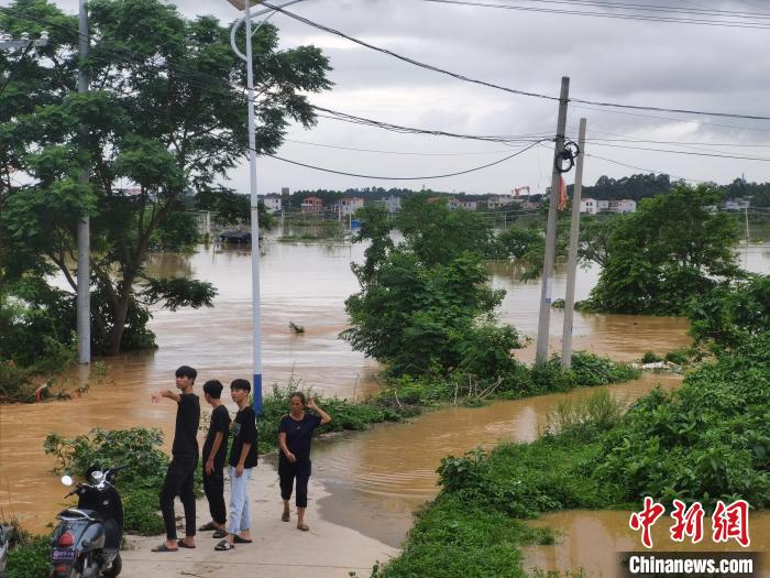 受災(zāi)現(xiàn)場(chǎng)一片“汪洋”?！〉岳顝?qiáng) 攝