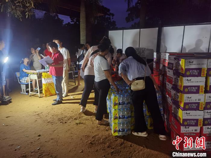 安置點(diǎn)里的物資。　翟李強(qiáng) 攝