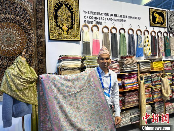 尼泊爾參展商展示特色產(chǎn)品。方偉彬 攝