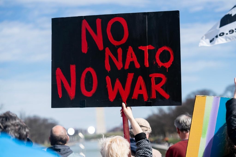 2023年2月19日，在美國首都華盛頓，一名抗議者手舉標語在林肯紀念堂前參加集會。（圖源：新華網）