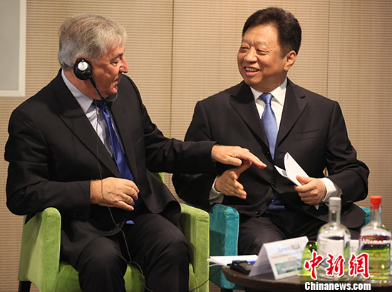 2019年9月5日，首屆中歐藍(lán)色伙伴關(guān)系論壇在布魯塞爾召開。圖為中國國家海洋局局長王宏(右)和歐盟環(huán)境、海洋事務(wù)和漁業(yè)委員維拉在論壇上交流。中新社記者 德永健 攝