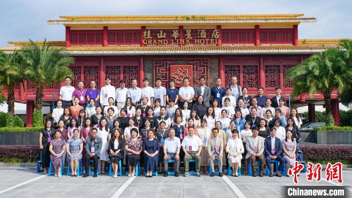 與會嘉賓合影留念?！×_詩慶 攝