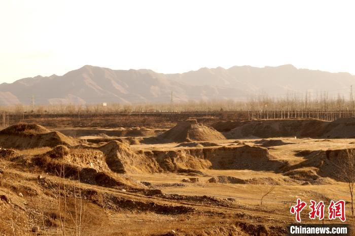 圖為北京潮白河風沙危害區(qū)治理前?！”本┦袌@林綠化局供圖