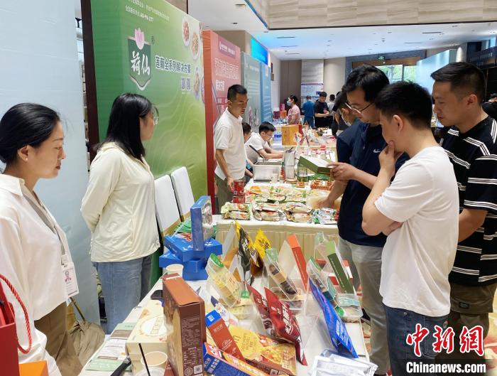 預(yù)制菜新品、明星產(chǎn)品集中展示。　崔佳明 攝