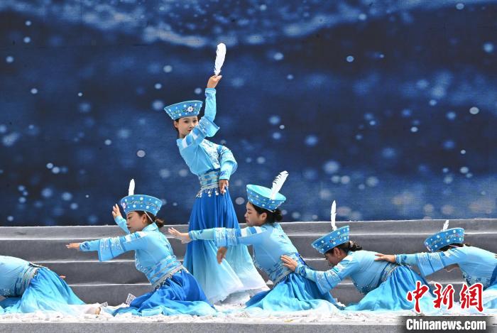 九寨溝首屆國(guó)際生態(tài)旅游季開幕活動(dòng)現(xiàn)場(chǎng)?！“苍?攝