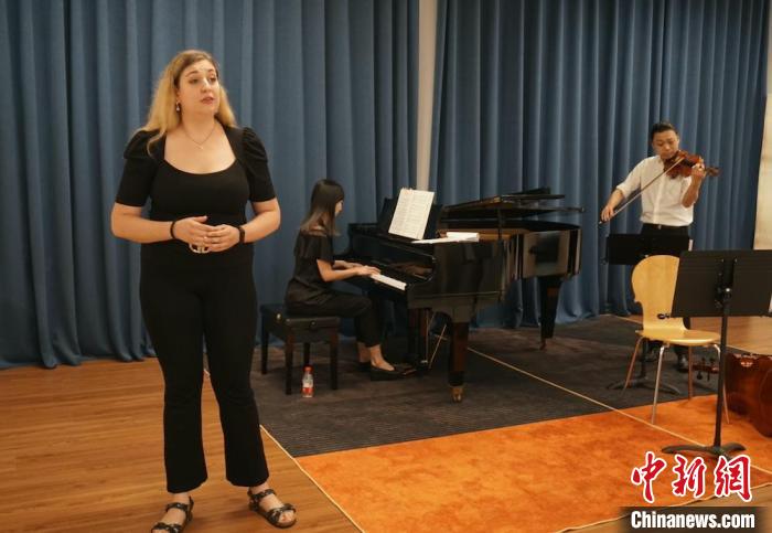 來(lái)自意大利的丹怡即興演唱江蘇民歌《茉莉花》?！O權(quán) 攝