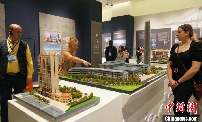 外籍友人參觀(guān)江海博物館?！O權(quán) 攝