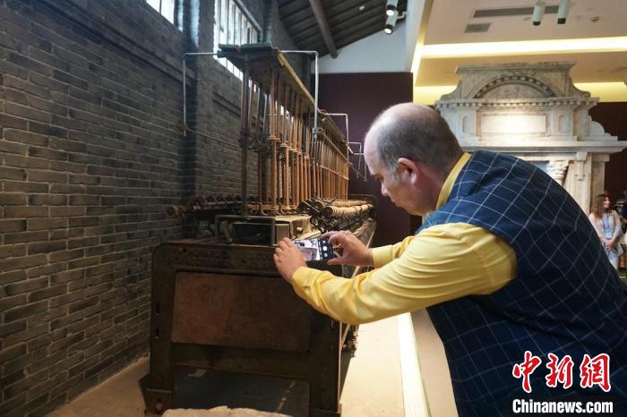 主題展覽吸引了外籍友人拍照“打卡”?！O權(quán) 攝