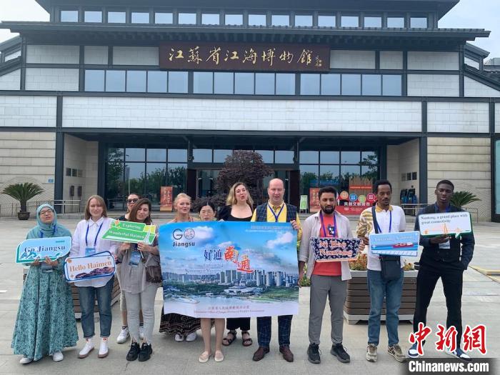 江海博物館大門(mén)前，外籍友人合影留念?！O權(quán) 攝