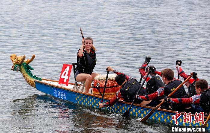 參賽龍舟在新安江龍舟公開賽中。　施亞磊 攝