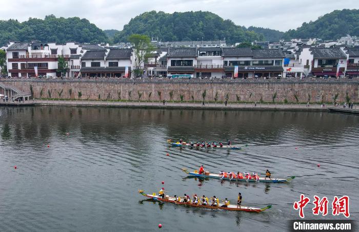 參賽龍舟在新安江龍舟公開賽中。(無人機照片) 施亞磊 攝