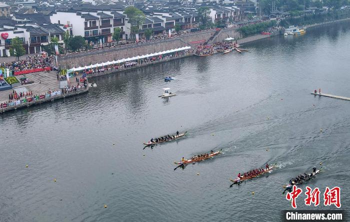 參賽龍舟在新安江龍舟公開賽中。(無人機照片) 施亞磊 攝