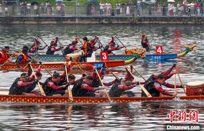 參賽龍舟在新安江龍舟公開賽中。　施亞磊 攝