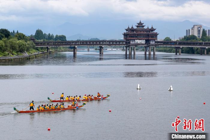 參賽龍舟在新安江龍舟公開賽中。(無人機照片) 施亞磊 攝