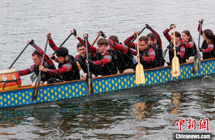參賽龍舟在新安江龍舟公開賽中?！∈﹣喞?攝