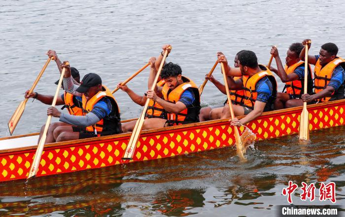 參賽龍舟在新安江龍舟公開賽中。　施亞磊 攝