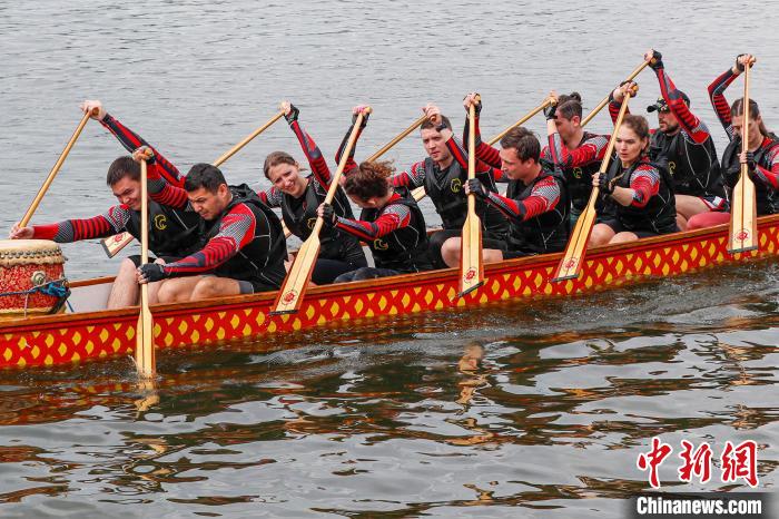 參賽龍舟在新安江龍舟公開賽中?！∈﹣喞?攝